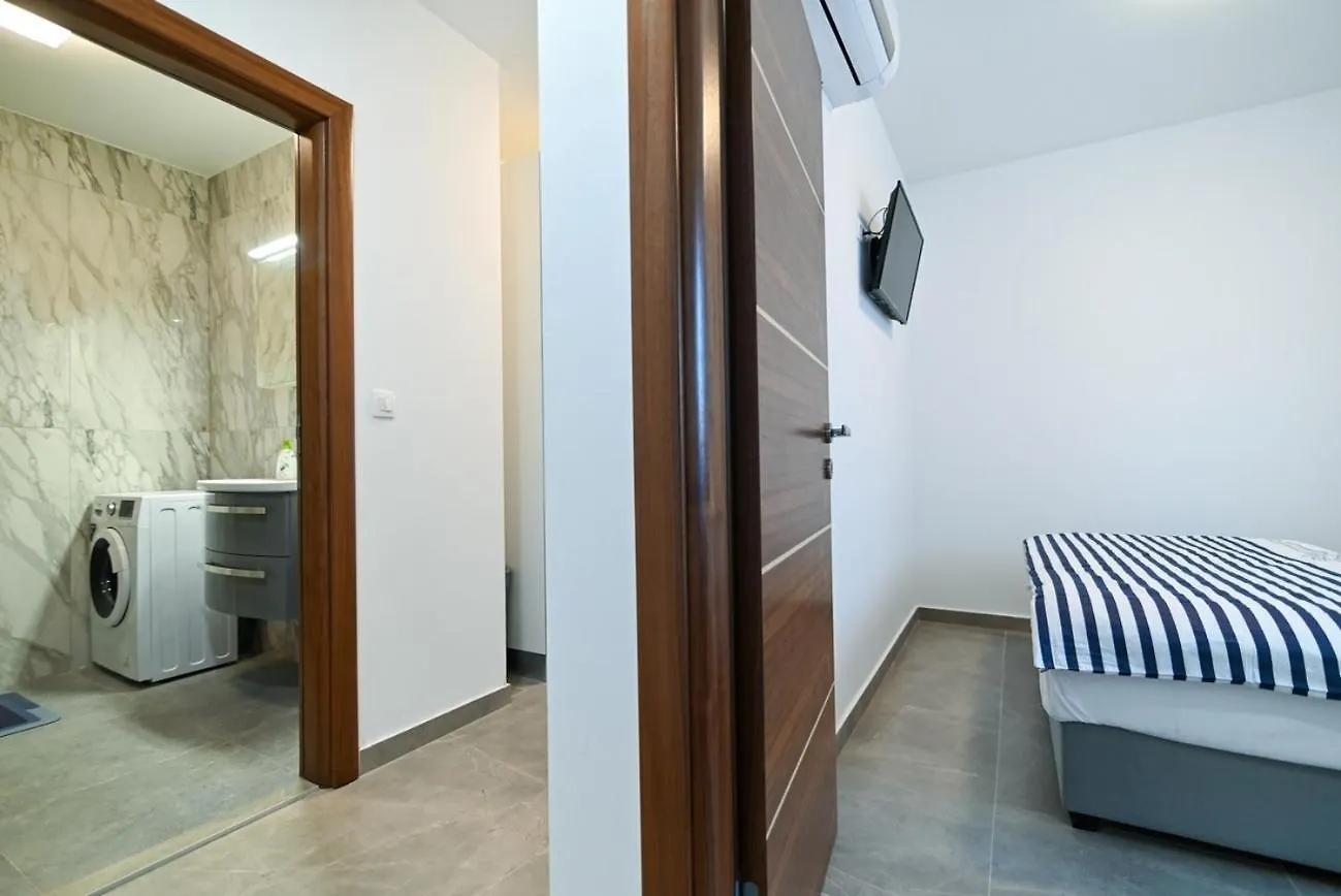 Apartments By The Sea Trogir - 21215 Croacia
